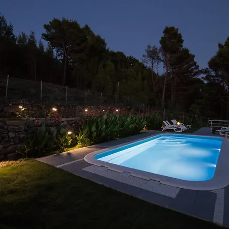 Lucija With Swimming Pool Vikendica *