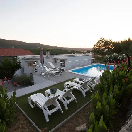 Lucija With Swimming Pool Hébergement de vacances *